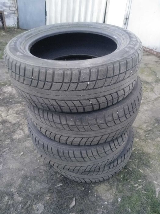 Продам комплект зимової гуми б/у 245/55/R19 у відмінному стані.
