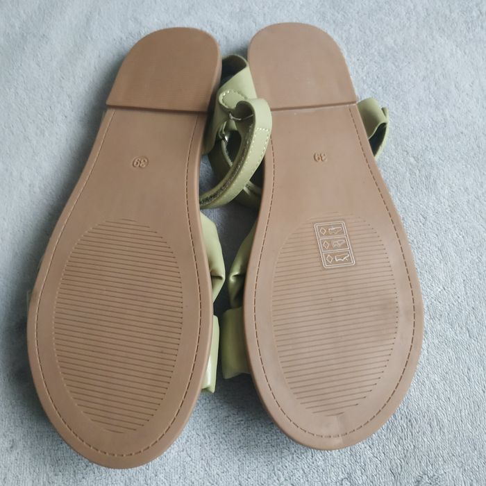 Nowe oliwkowe sandałki Reserved 39