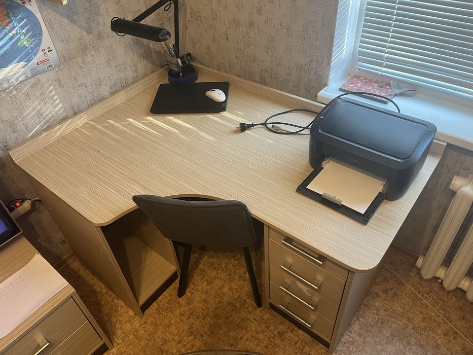 Письмовий стіл з дерева