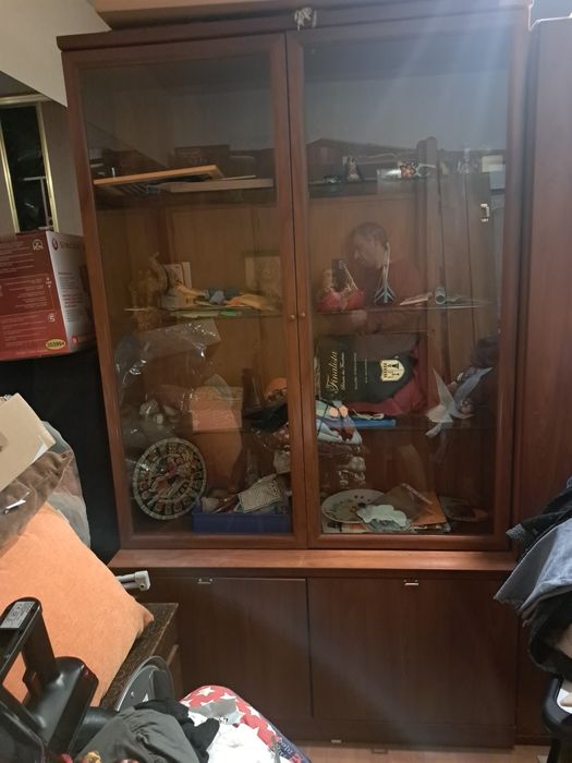 Móvel com vitrine em Cerejeira