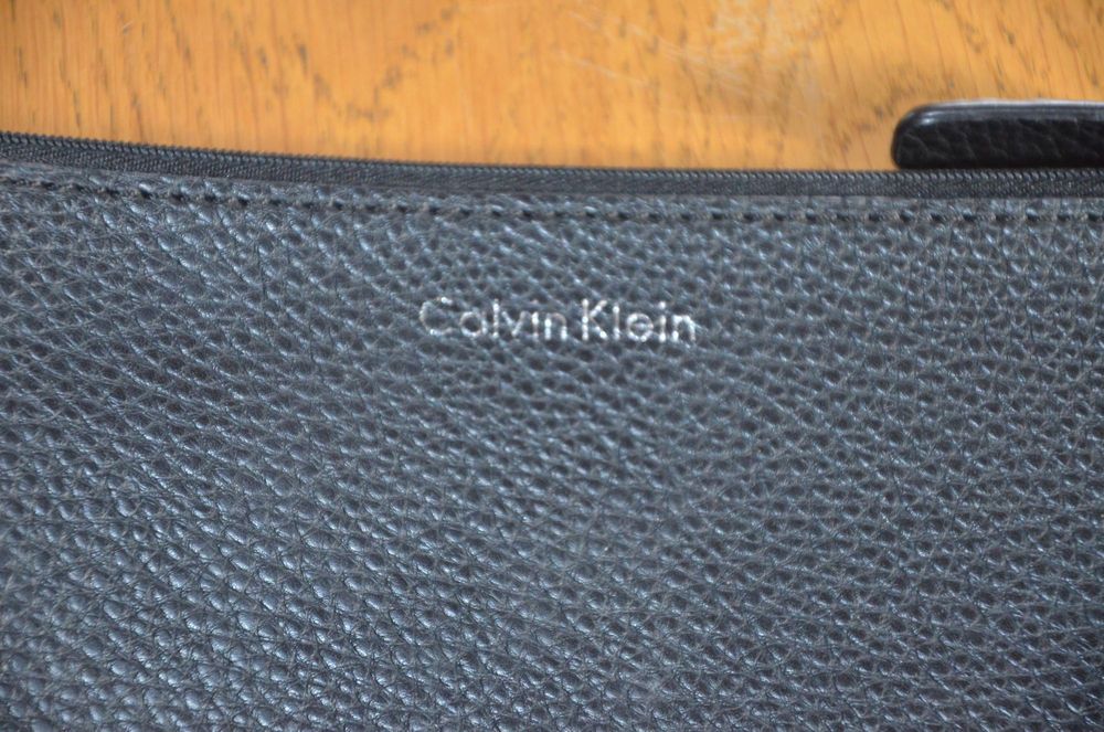 Calvin Klein kosmetyczka wkładka do torebki  czarna