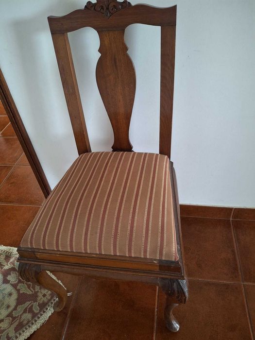 Conjunto de cadeira e banco de madeira