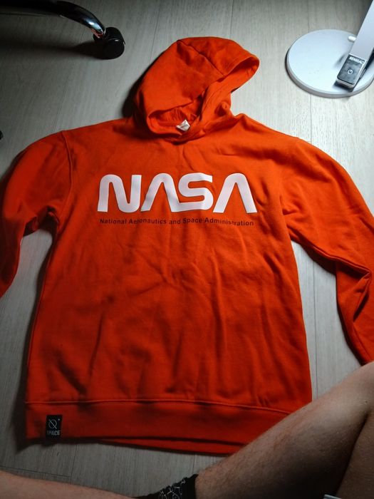 pomarańczowy sweter nasa