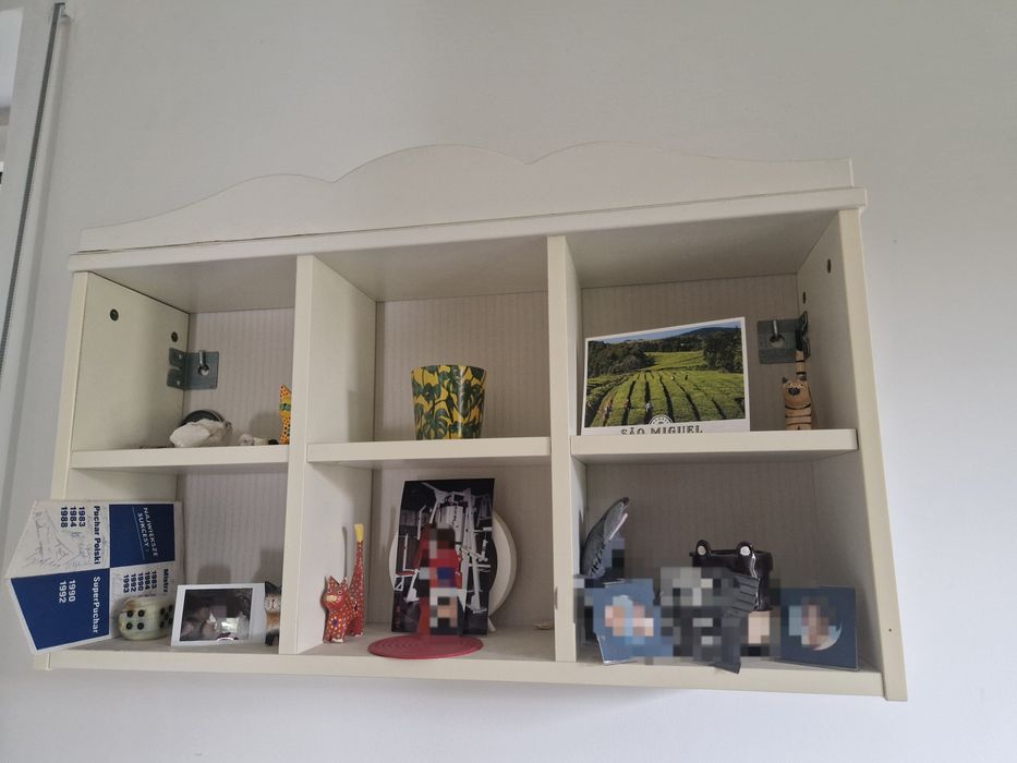 Wisząca półka ścienna z przegródkami – kremowa / vintage