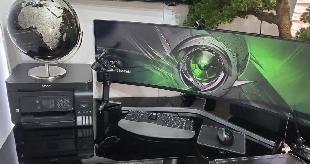 Monitor z zakrzywionym ekranem gamerski z olbrzymim ekranem Samsung LC49HG90DMUXEN