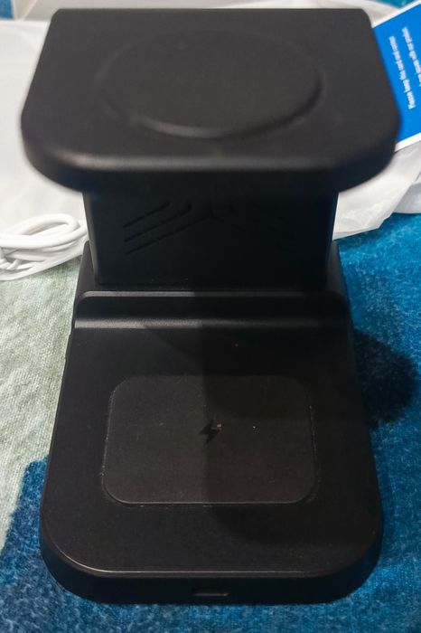 Bezprzewodowa ładowarka 4w1 z zegarem.