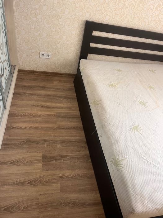 Віддам безкоштовно ліжко з матрасом