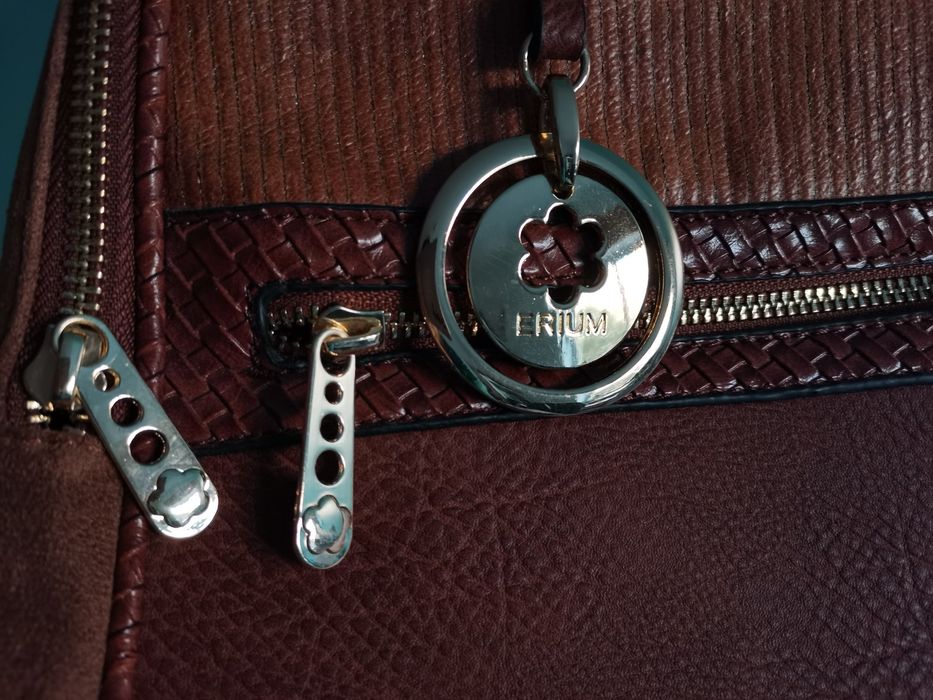 Mochila castanha com detalhes dourados64285106784001121