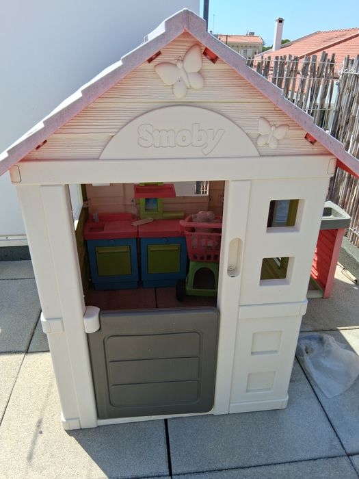 Casa infantil exterior com cozinha
