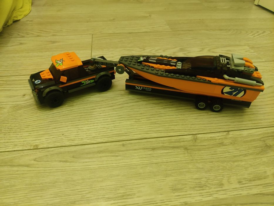 Samochód, przyczepa i motorówka LEGO CITY.