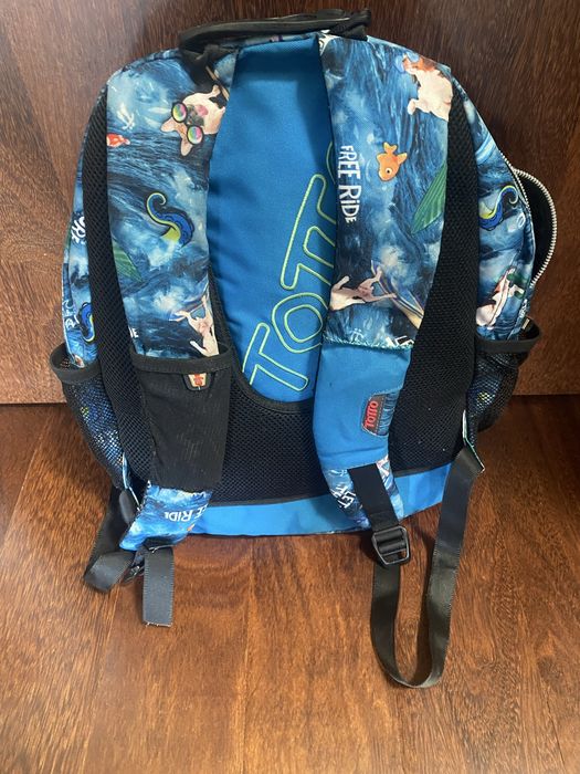 Mochila azul com estampa de cães