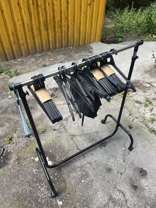 Мобільний гардероб і вішалки