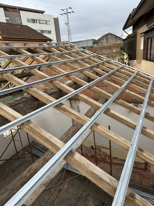 Recuperacao de telhados e aplicacao de novos