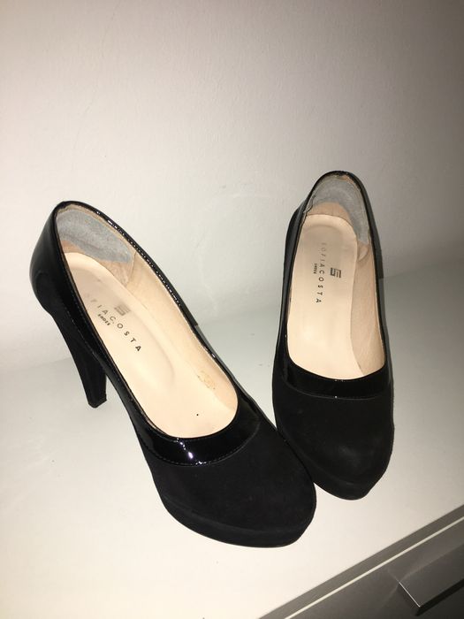 Varios tipos de calçado de mulher