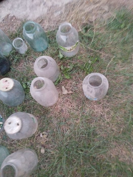 Продаються трьох літрові банки