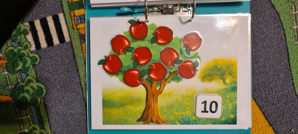 Альбом з іграми на липучках