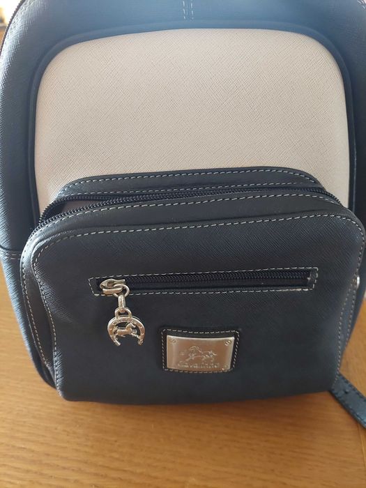 Mochila preta e beje marca Cavalinho