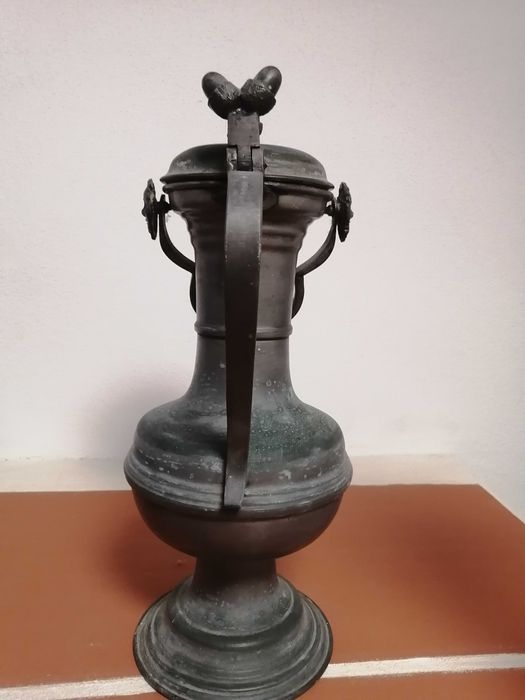 Jarro de decoração em estanho