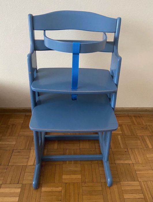 Drewniane rosnace z dzieckiem krzeselko do karmienia.