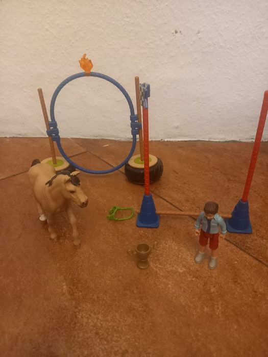 Schleich  42528 Mobilny stragan i przyczepa 42415, tor przeszkód