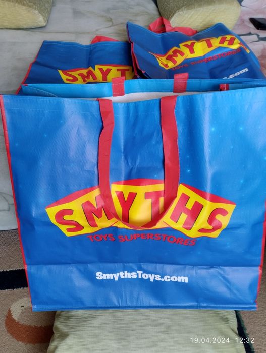 Подарочные новые сумки из магазина игрушек.