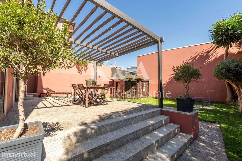 Moradia T3 com jardim no centro histórico de Leça.