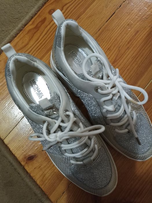 Кросівки . Гарної якості. Гарно виглядають. Стильне взуття.