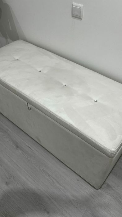 Baú em pele de pêssego como novo