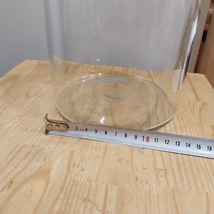 Frasco de vidro com tampa em madeira