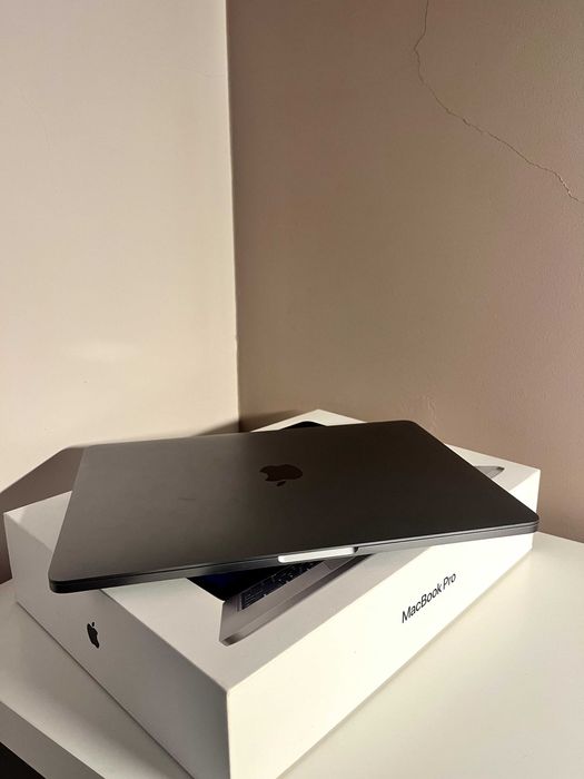 MacBook Pro 13" (M1, 2020) — bateria praticamente nova
