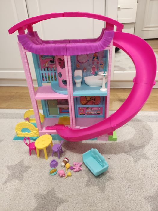 Domek dla lalek ze zjeżdżalnią  (Barbie Chelsea)