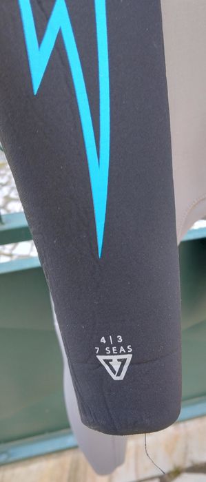 Fato Surf  Vissla 7 SEAS 4/3
7 SEAS BOYS 4-3 BOLT FULL CHEST ZIP-GRY