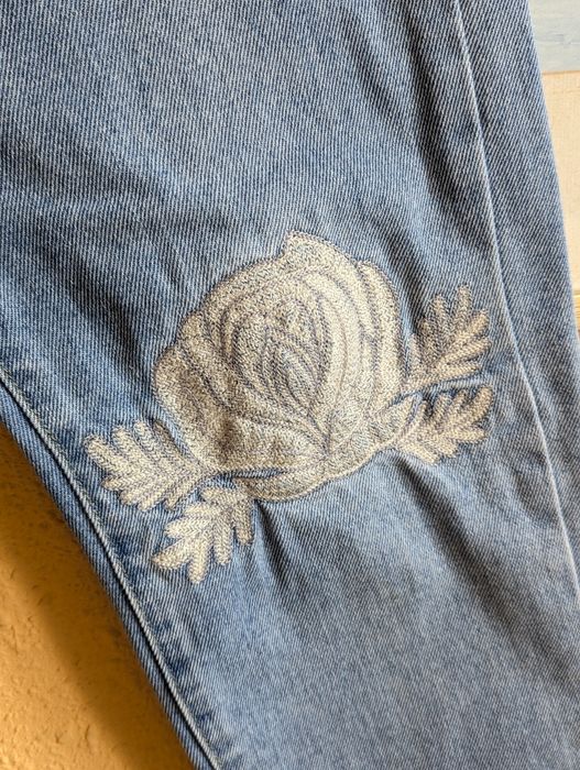 Jeansy jasne z haftem Cropp