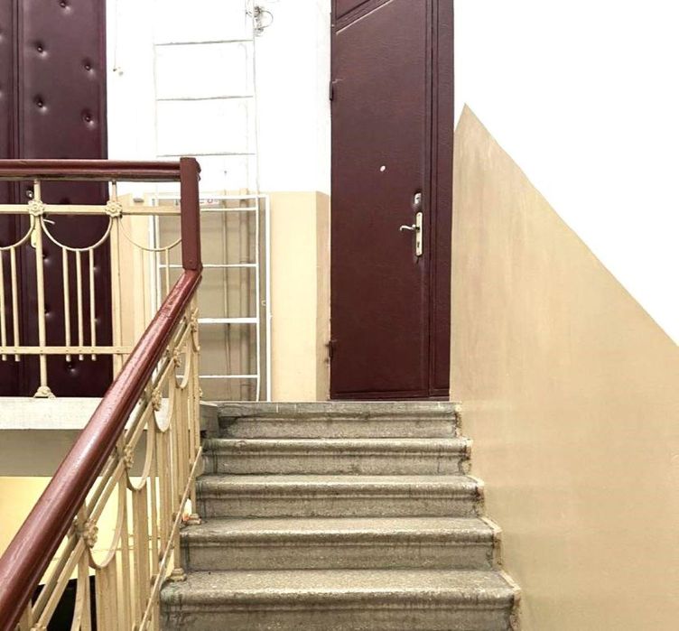 Продам 4-к.квартиру в центрі, капітальний ремонт, сталінка