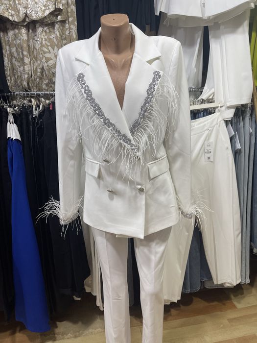 Белый нарядный костюм с брюками! На корпоратив!Новый! Перья