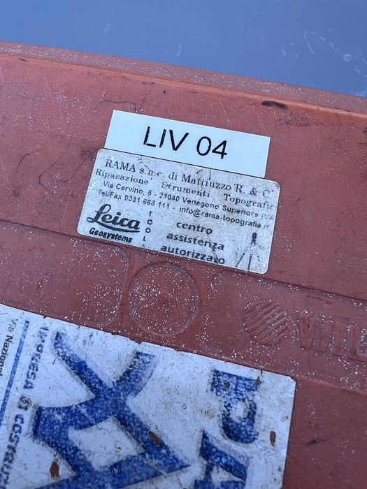 Оптический нивелир Leica NA332 в комплекте со штативом DeWALT DE0735