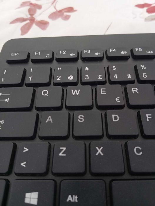 Vendo conjunto de 2 teclados USB, ambos totalmente funcionais