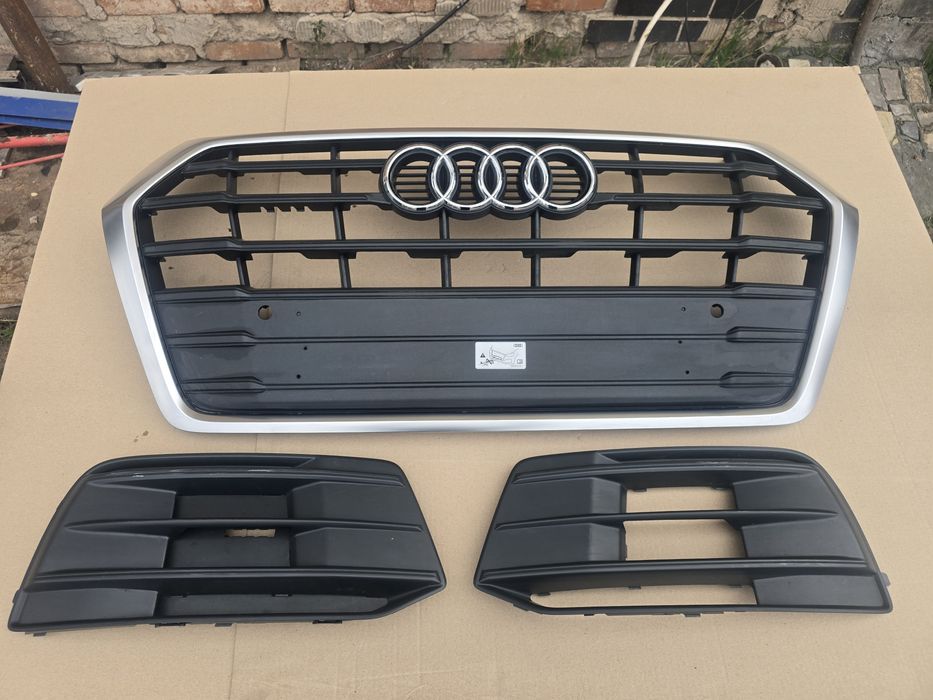Решітка хром  Audi Q5 80A решотка центральная.