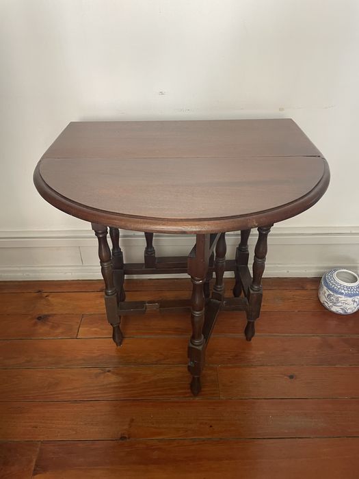 Mesa de apoio de madeira