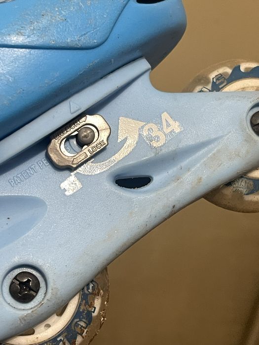 Dois pares de patins em linha de criança