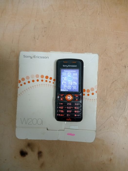 Телефон соні Еріксон w200