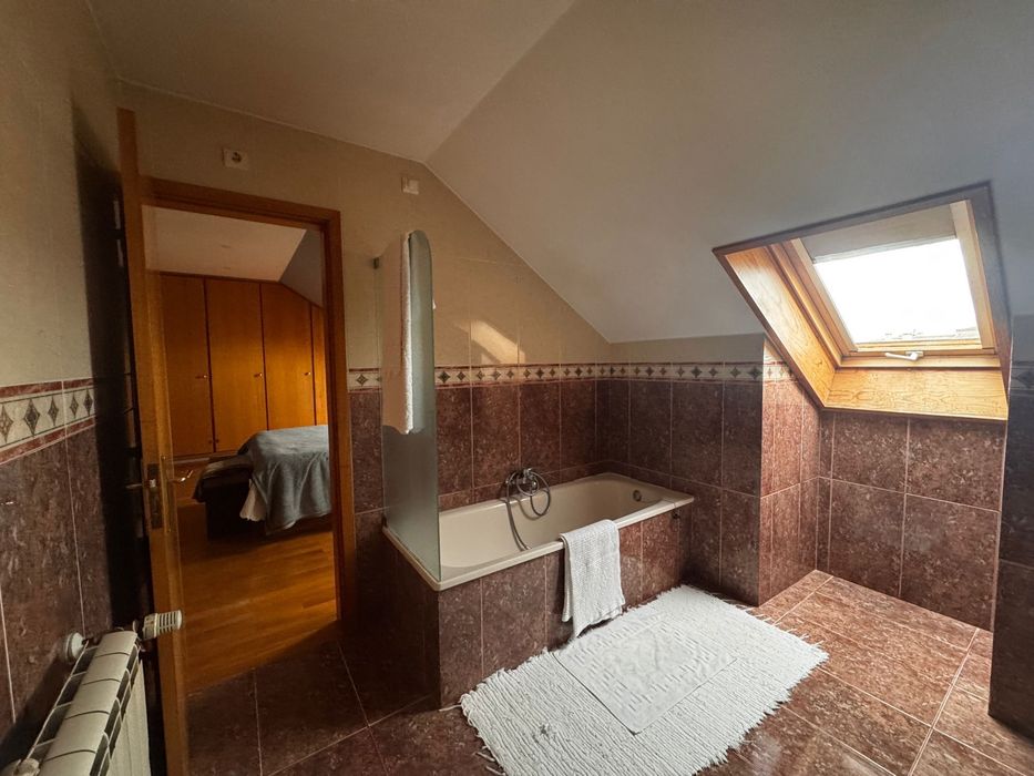 Alugo quarto com casa-de-banho en-suit