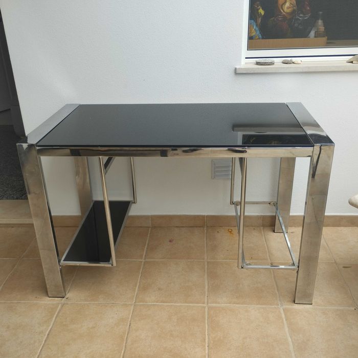 Mesa de escritório em vidro e cromo. Dimensões: comprimento 120 cm, largura 60 cm, altura 76 cm.