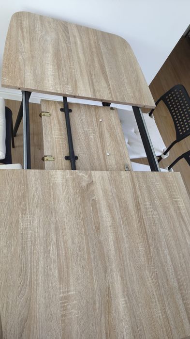 Mesa extensível ( 4 ou 6 lugares) com cadeiras
