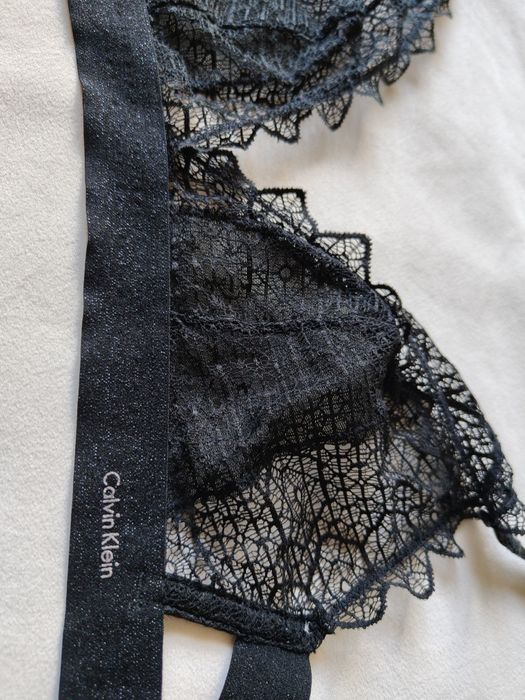 Calvin Klein biustonosz czarny z koronką M 38. Czarny stanik paseczki