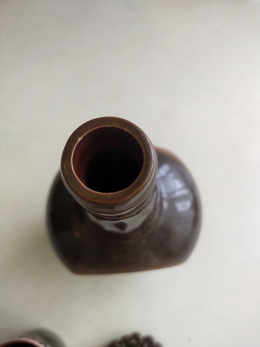 Штоф с двумя рюмками. Керамика.