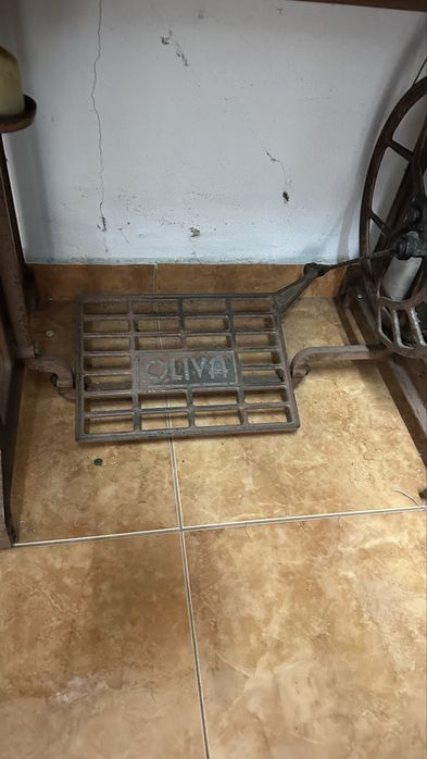 Maquina de custura antiga da Oliva
