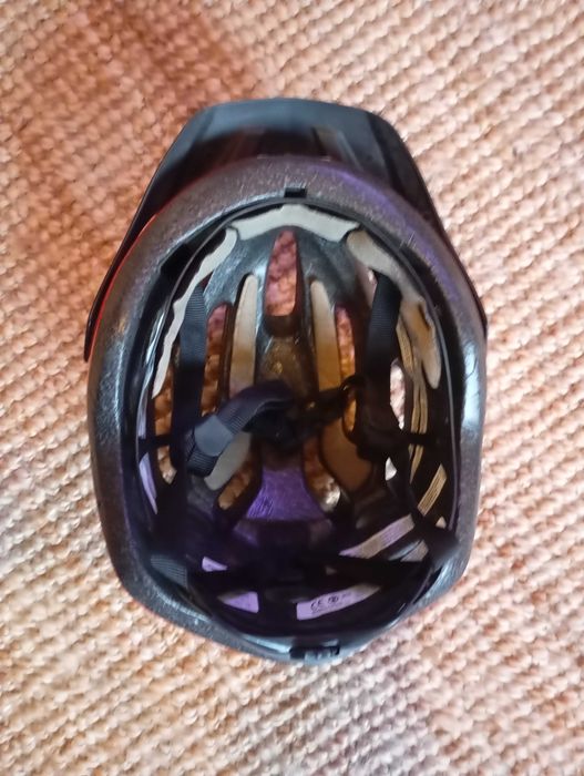 Capacete Bell usado.