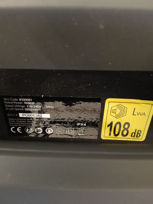 Escova elétrica para relva artificial