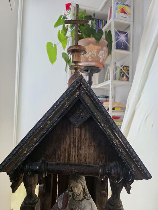 Stara, retro kapliczka święta, drewniana, święta figura, Jezus,